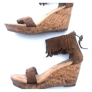 Minnetonka Moccasins Wedge Sandals Size 5